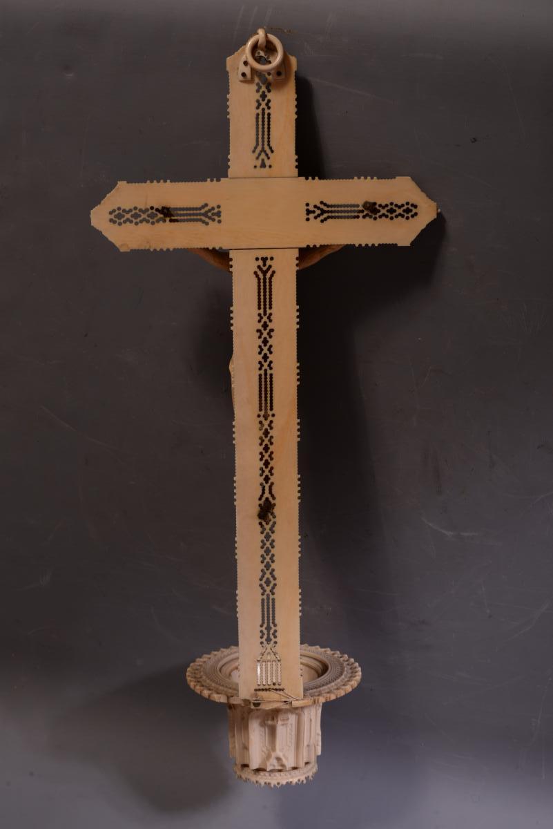 Bénitier d'Alcôve En Ivoire Sculpté Surmonté d'Un Crucifix-photo-4