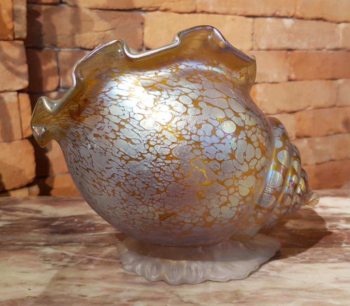 Johan Loetz Witwe vase en verre jaune irisé en forme de conque -photo-1