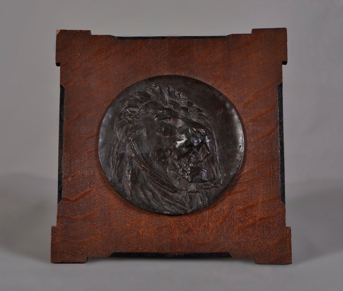 Lion en Majesté - Médaillon en Bronze Par Eugène Marioton