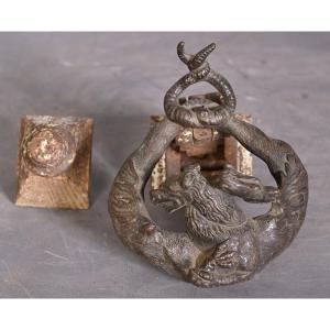 Heurtoir de porte en fonte représentant un chien bicéphale et un serpent