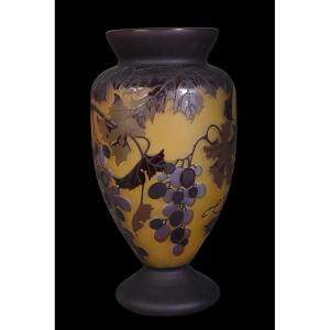 Vase en verre gravé à décor de pampres et de grappes de raisin – Attribué à Gallé