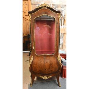 Vitrine galbée de style Louis XV, en marqueterie florale et bronze doré, à décor armorié