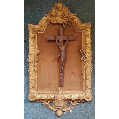 Crucifix En métal Dans Un Cadre En Bois Doré Aux Attributs De La Passion Et De Sainte Véroniqu