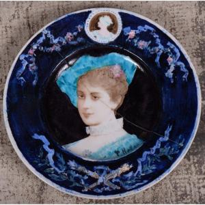 Théodore Deck - Plat En Céramique émaillée Au Portrait De Femme