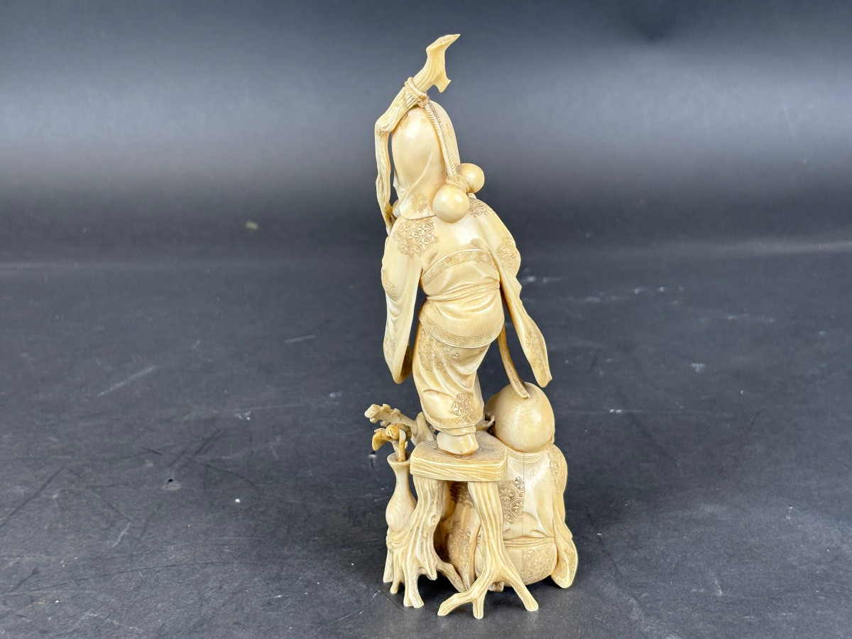 Okimono japonais en ivoire sculpté représentant deux des Sept Dieux de la Fortune Meiji-photo-1