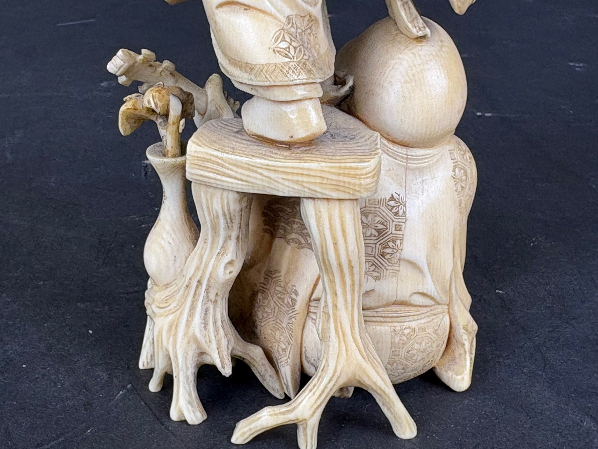 Okimono japonais en ivoire sculpté représentant deux des Sept Dieux de la Fortune Meiji-photo-2