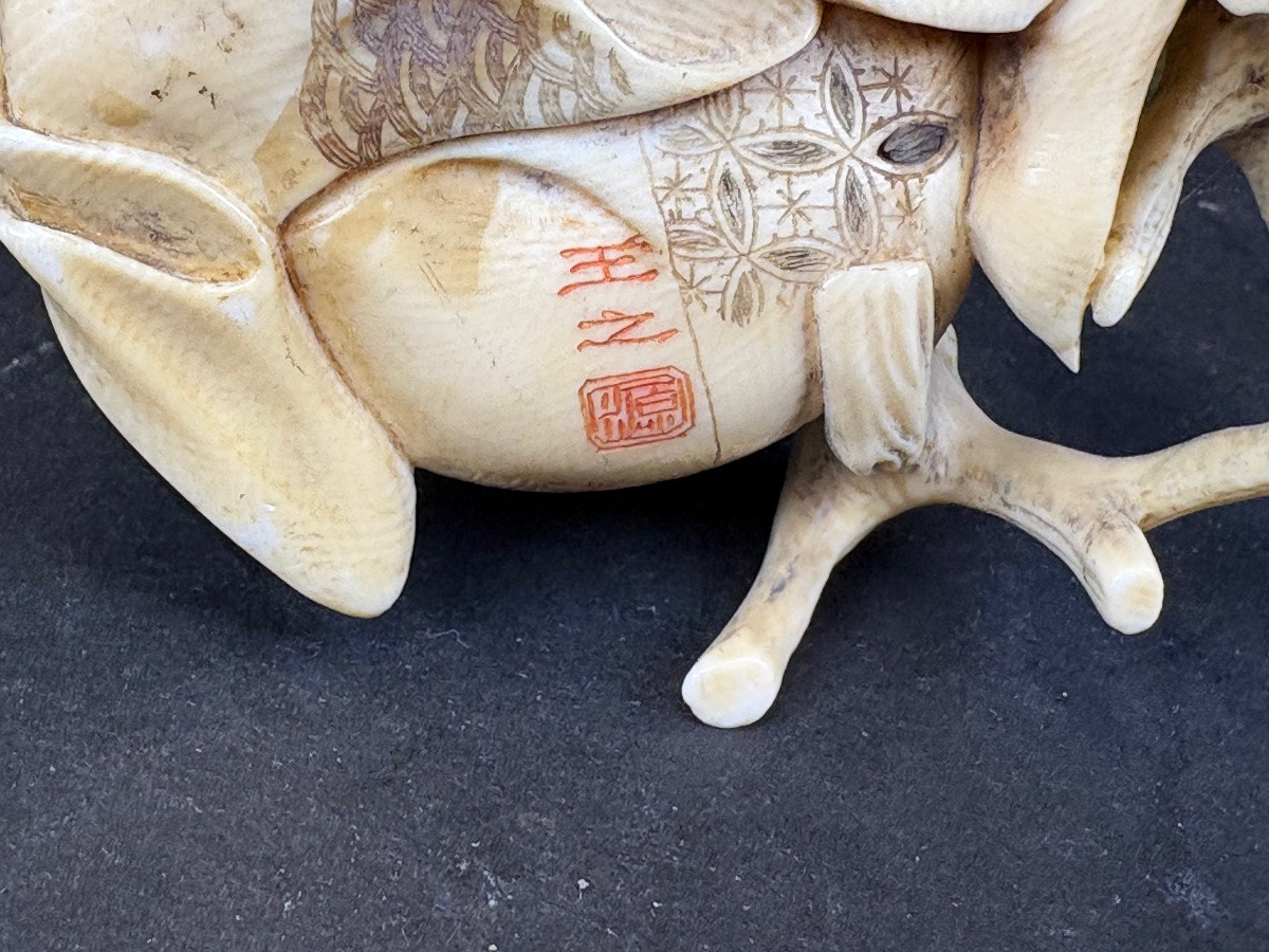 Okimono japonais en ivoire sculpté représentant deux des Sept Dieux de la Fortune Meiji-photo-3