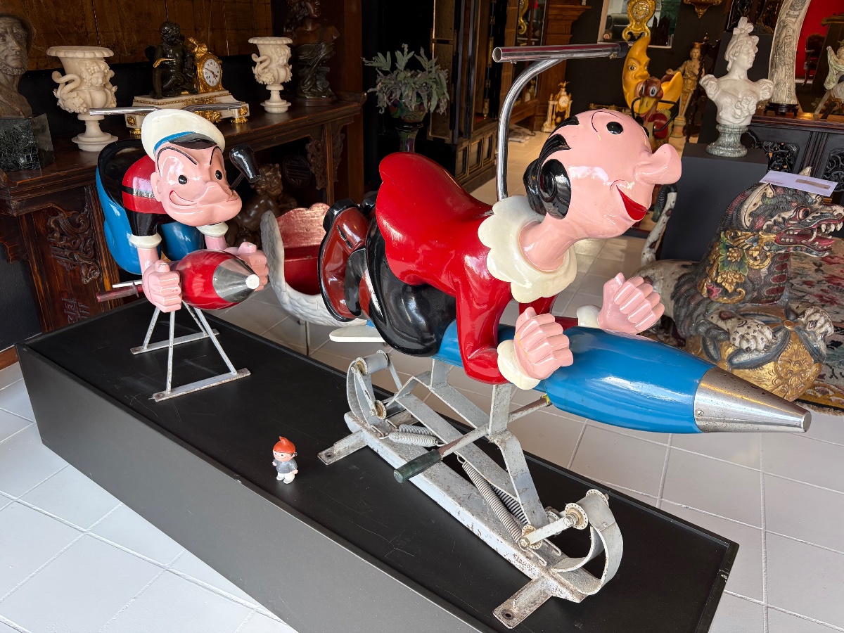 Manège forain vintage "Popeye & Olive Oyl" — lot de deux manèges-fusées pour enfants