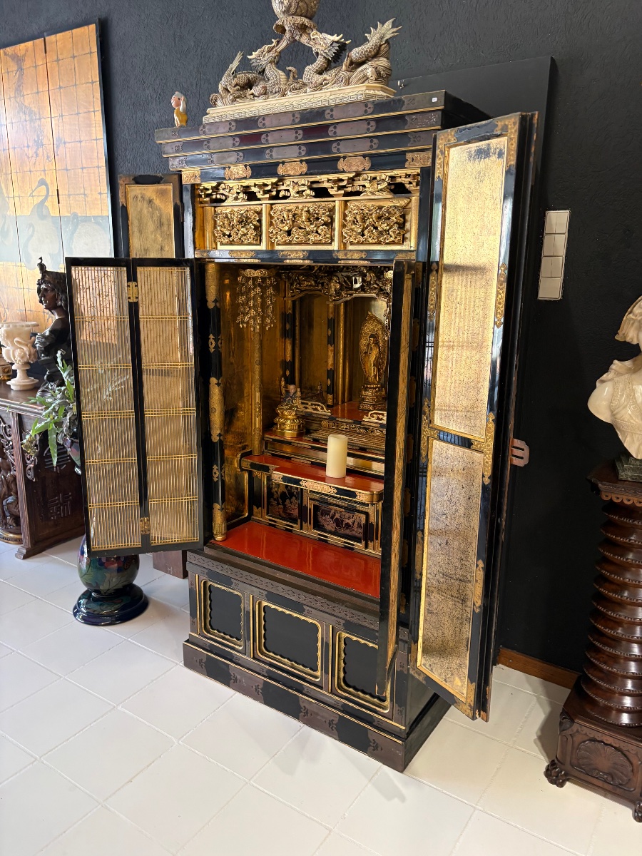 Butsudan japonais ancien – Autel bouddhiste domestique en laque noire et feuilles d'or Japon