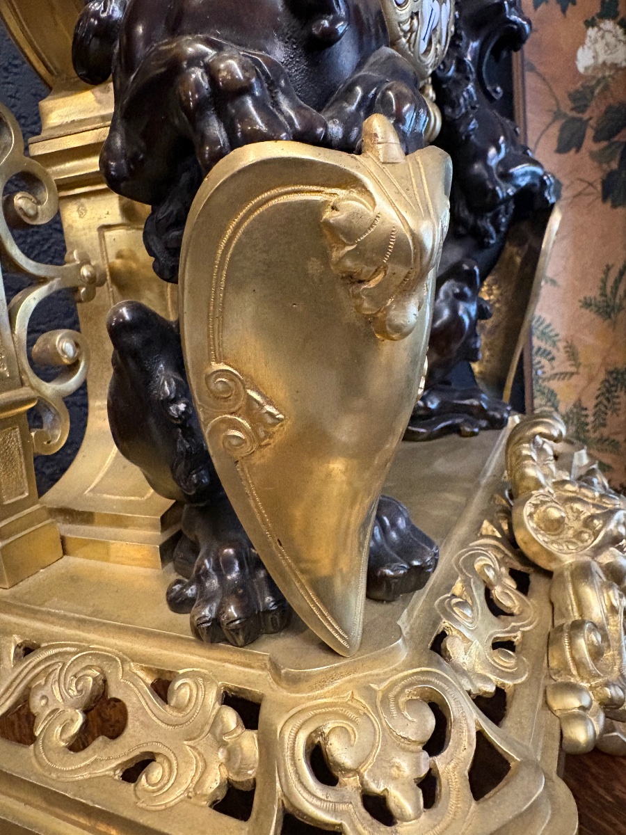 Importante pendule néogothique française en bronze doré aux lions rampants et écusson héraldiqu-photo-2