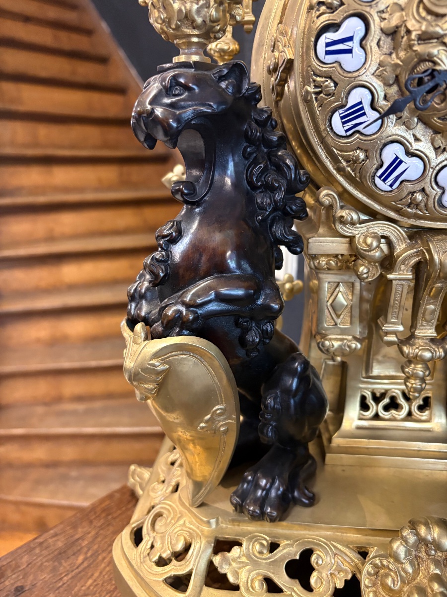 Importante pendule néogothique française en bronze doré aux lions rampants et écusson héraldiqu-photo-3