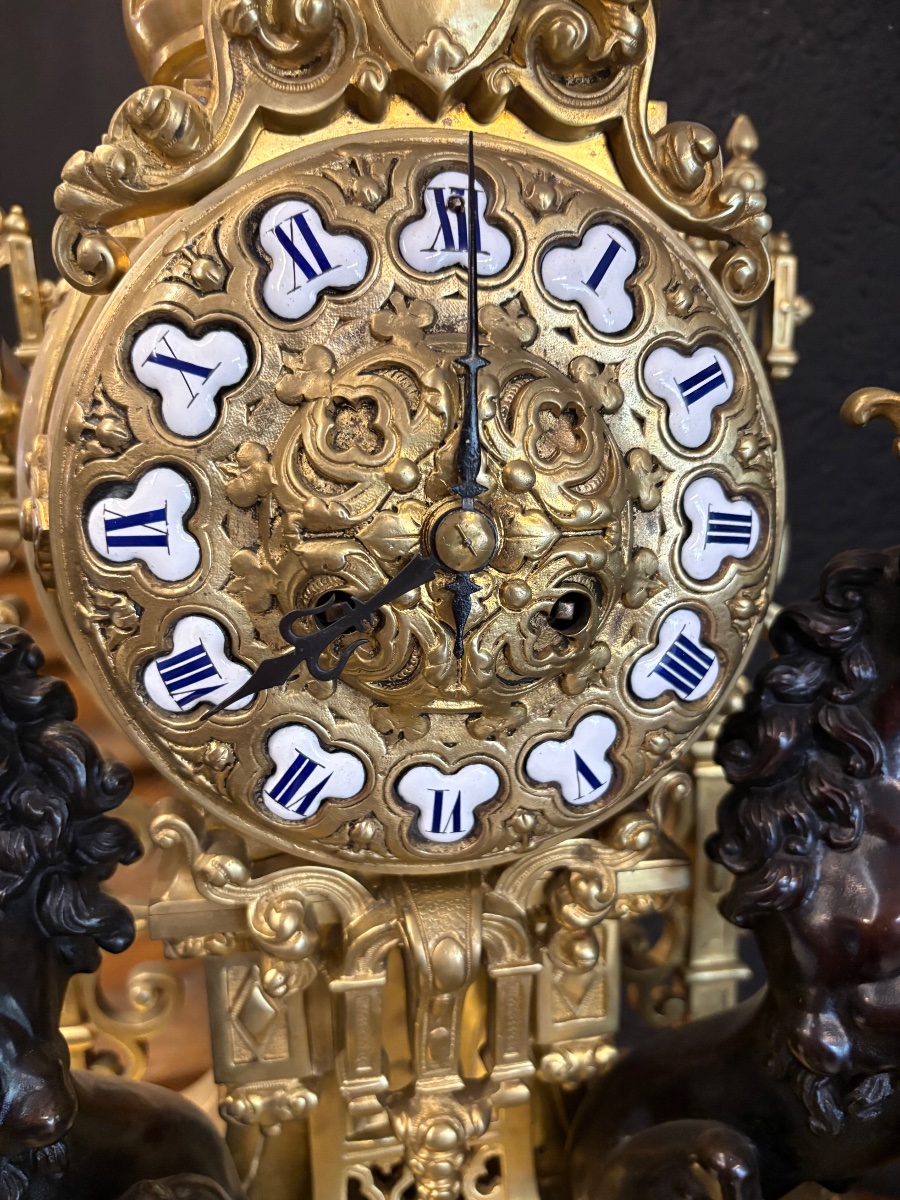 Importante pendule néogothique française en bronze doré aux lions rampants et écusson héraldiqu-photo-4