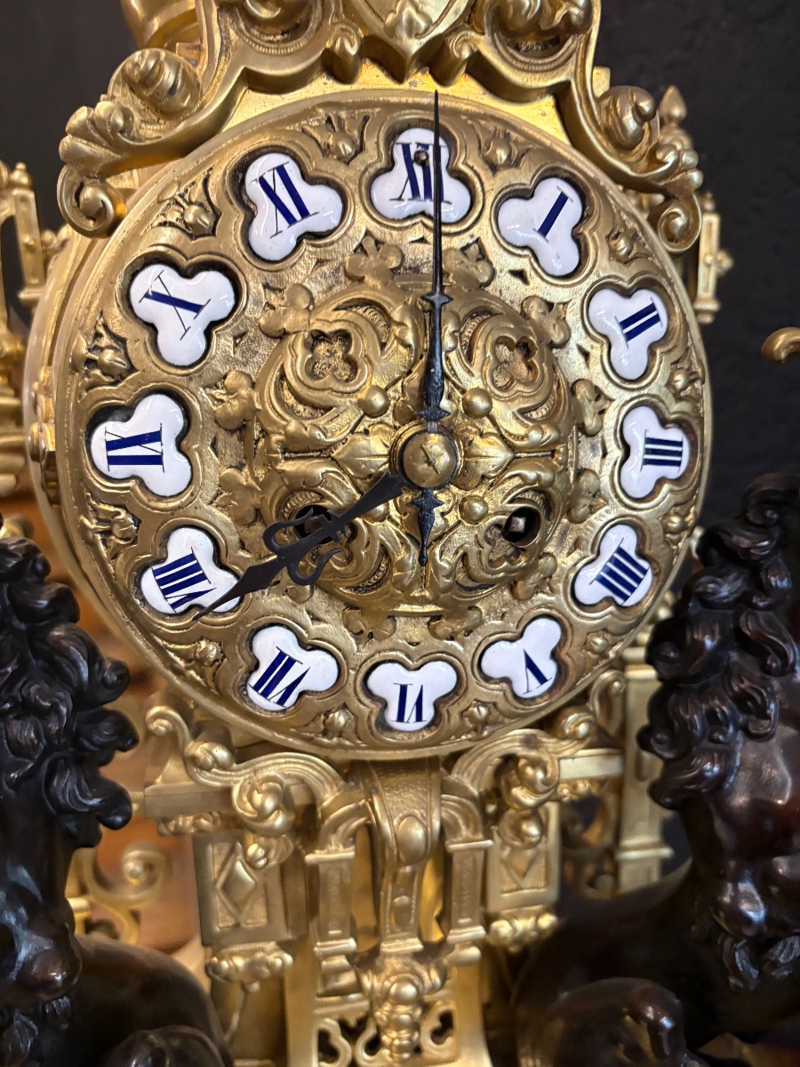 Importante pendule néogothique française en bronze doré aux lions rampants et écusson héraldiqu-photo-1