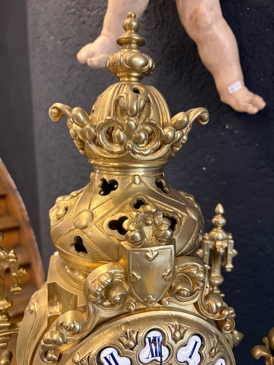 Importante pendule néogothique française en bronze doré aux lions rampants et écusson héraldiqu-photo-2