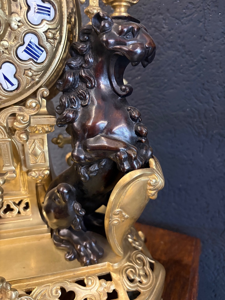 Importante pendule néogothique française en bronze doré aux lions rampants et écusson héraldiqu-photo-3