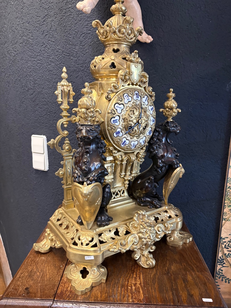 Importante pendule néogothique française en bronze doré aux lions rampants et écusson héraldiqu-photo-5