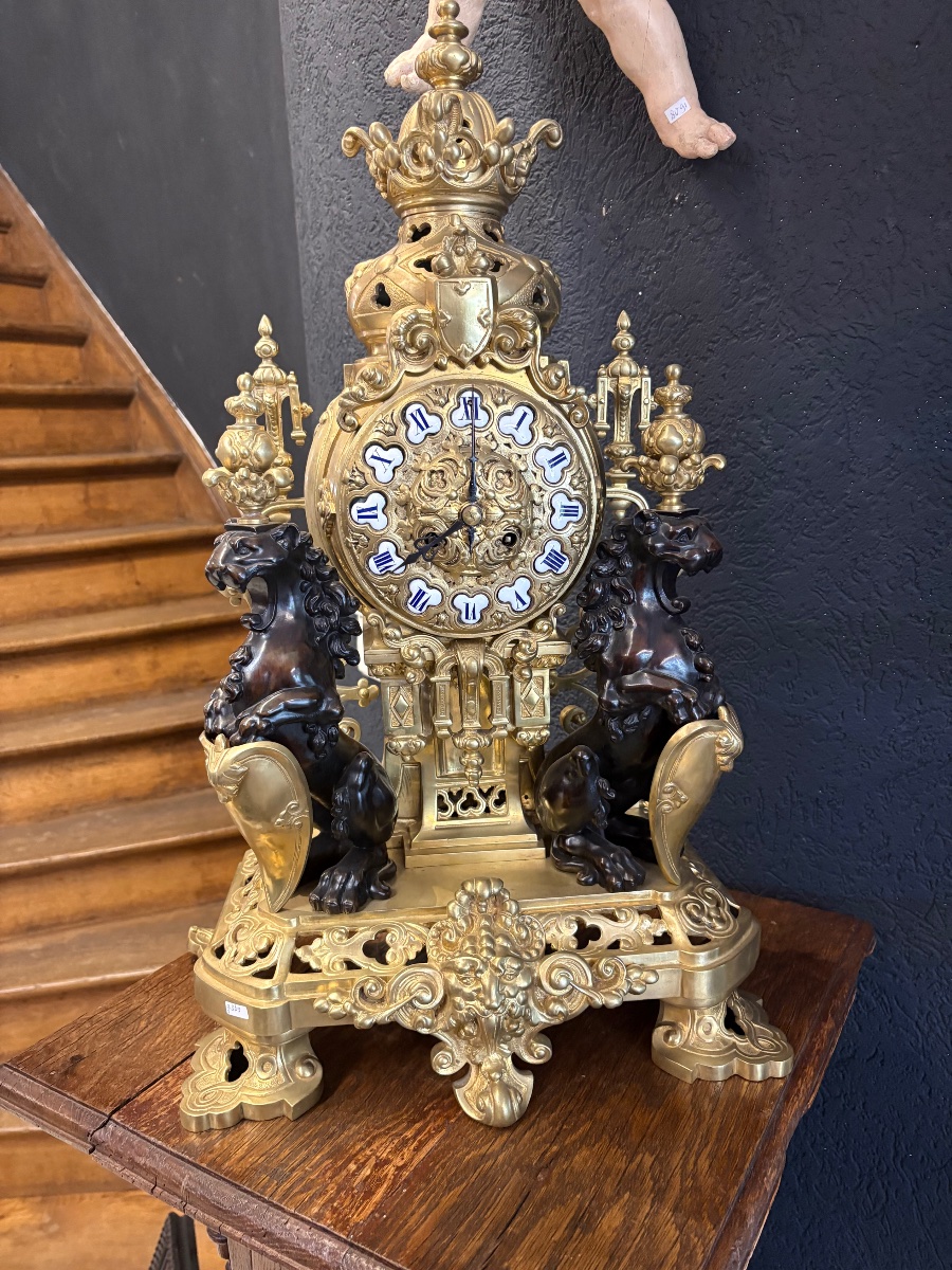 Importante pendule néogothique française en bronze doré aux lions rampants et écusson héraldiqu