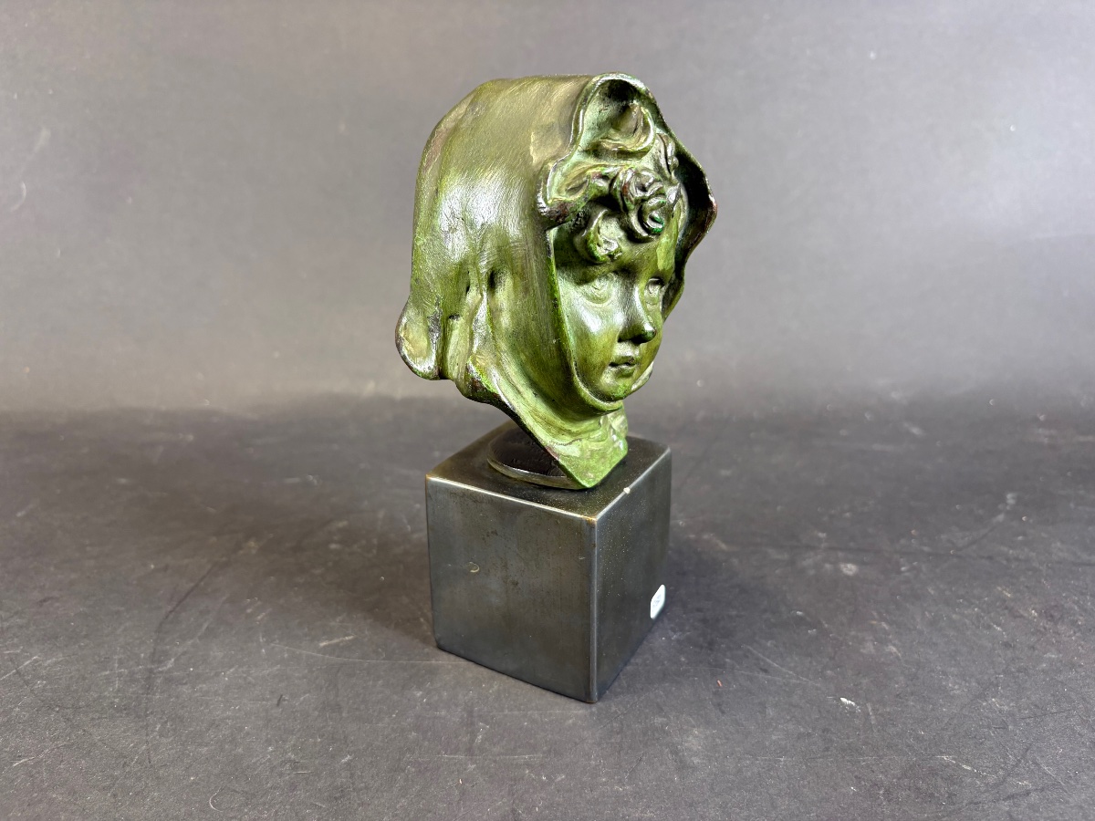 Buste en bronze d'une fillette voilée — Belle Époque, patine verte-photo-2