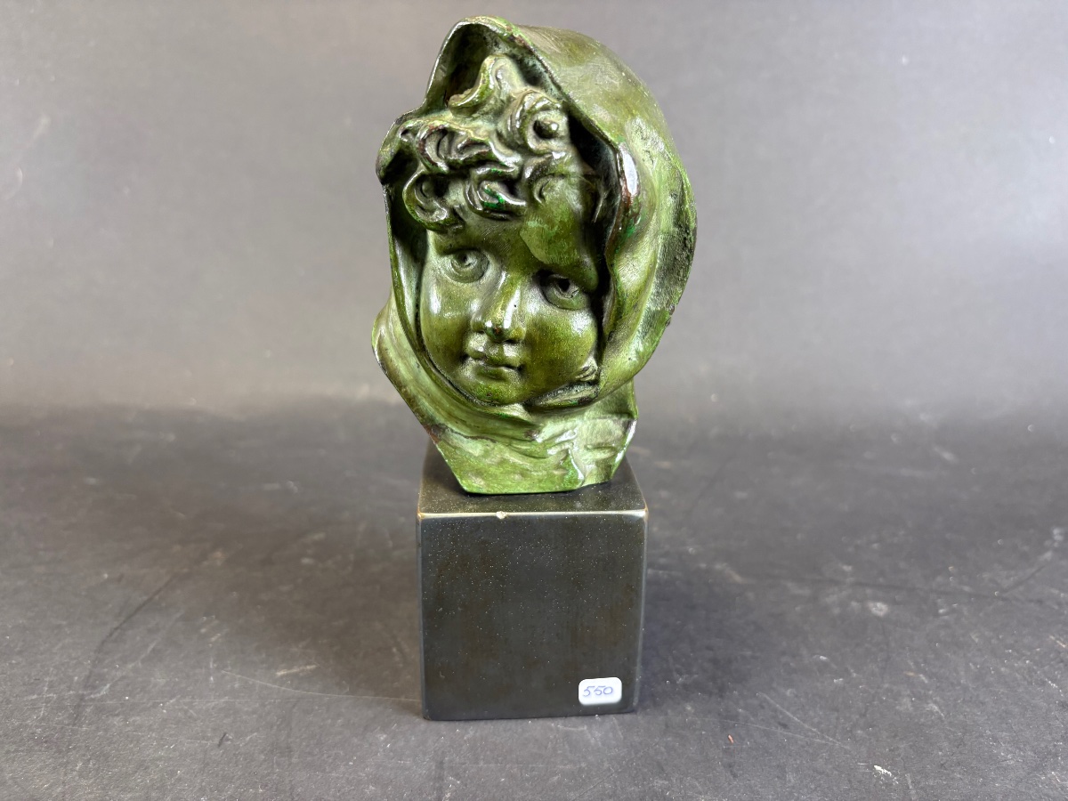 Buste en bronze d'une fillette voilée — Belle Époque, patine verte