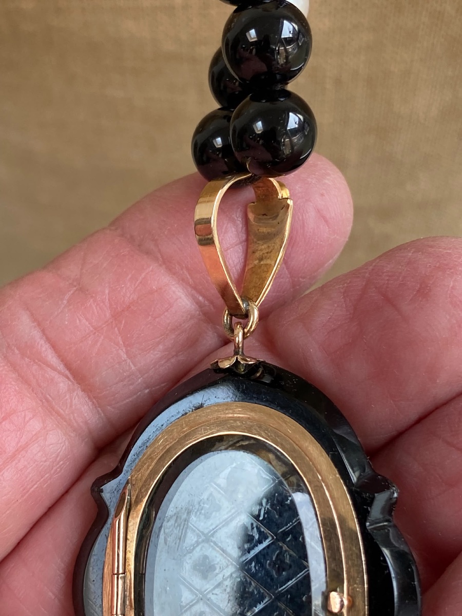 Rare collier avec pendentif porte-souvenir d'époque victorienne — Onyx, perles, diamant et turq-photo-1