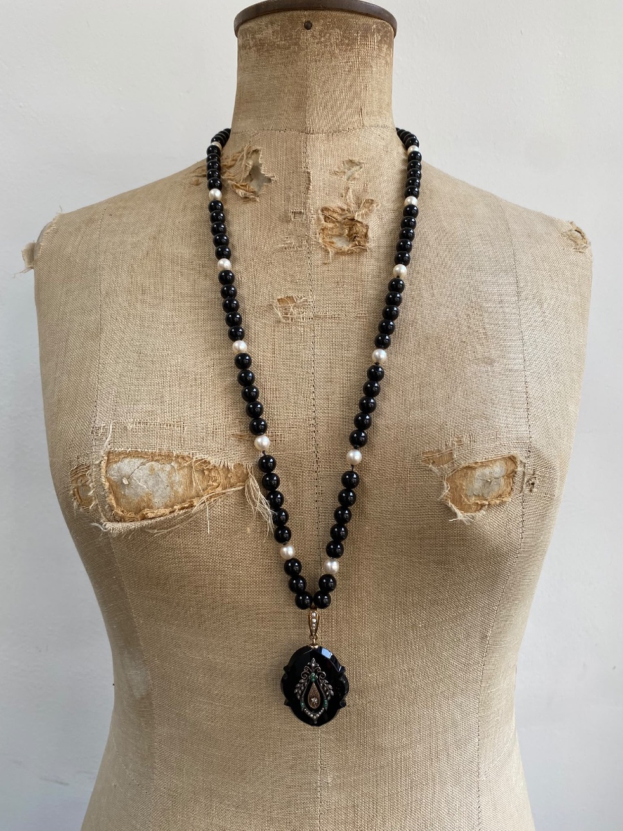 Rare collier avec pendentif porte-souvenir d'époque victorienne — Onyx, perles, diamant et turq