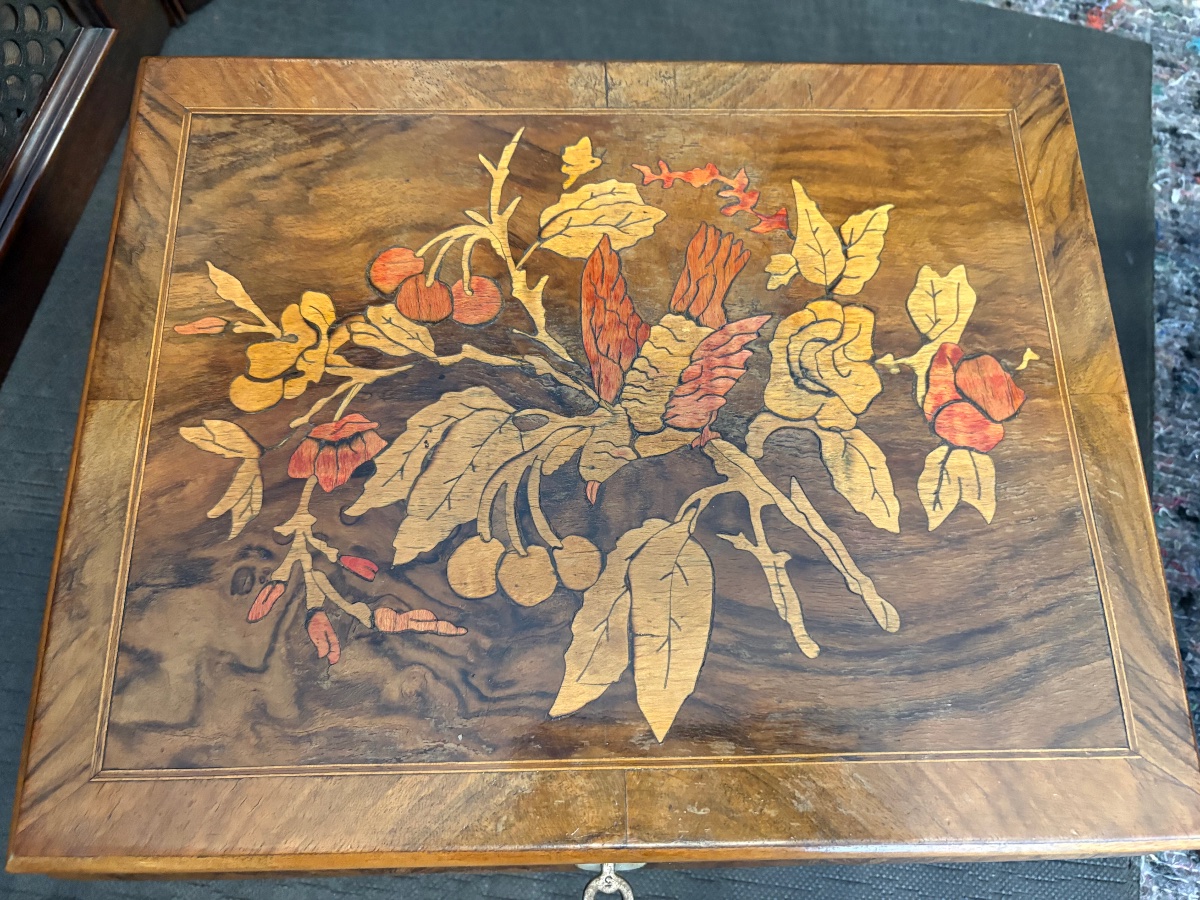Boîte à bijoux en loupe de noyer ornée d'une marqueterie florale et d'un fronton bombé-photo-3