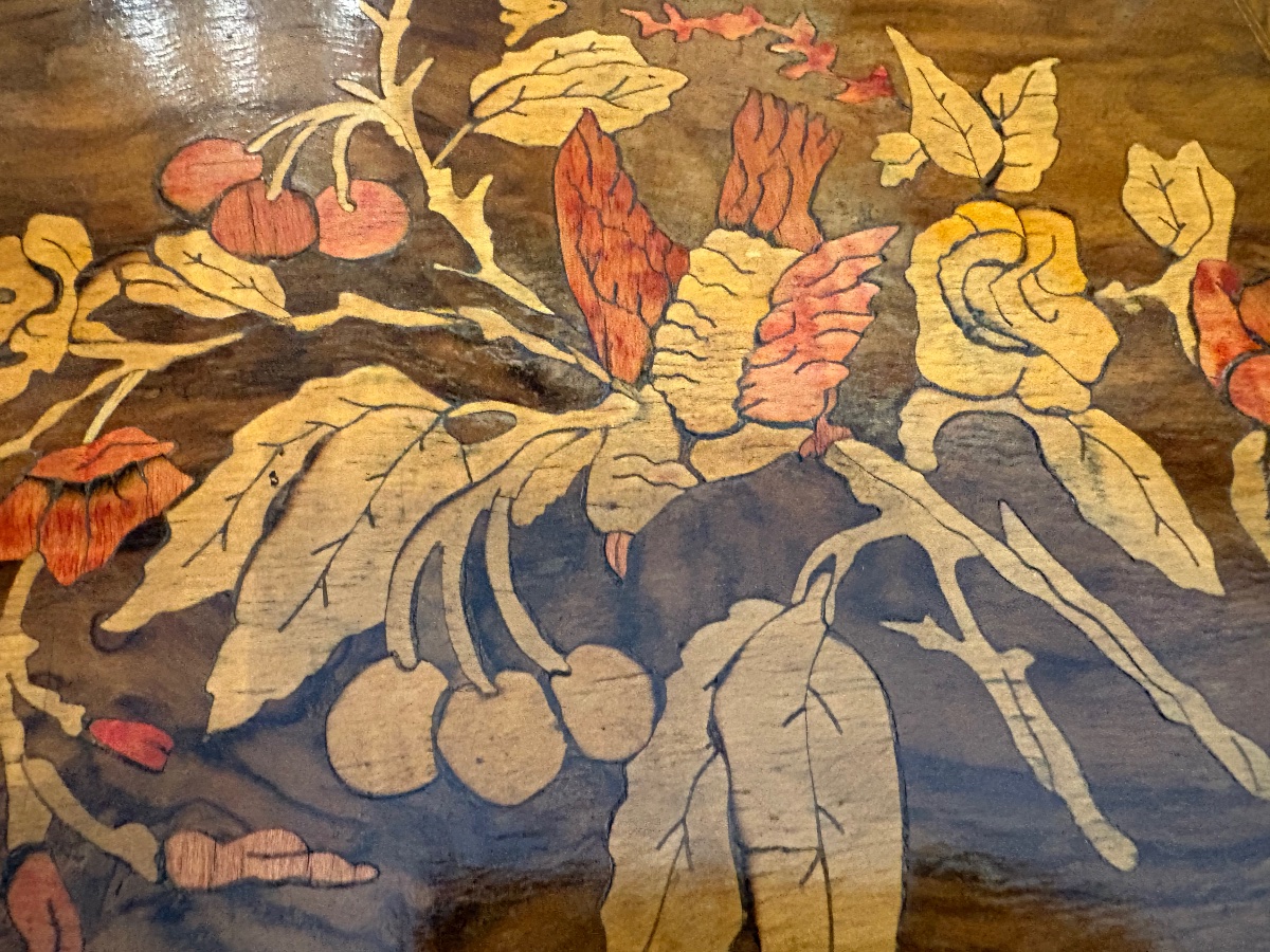 Boîte à bijoux en loupe de noyer ornée d'une marqueterie florale et d'un fronton bombé-photo-4