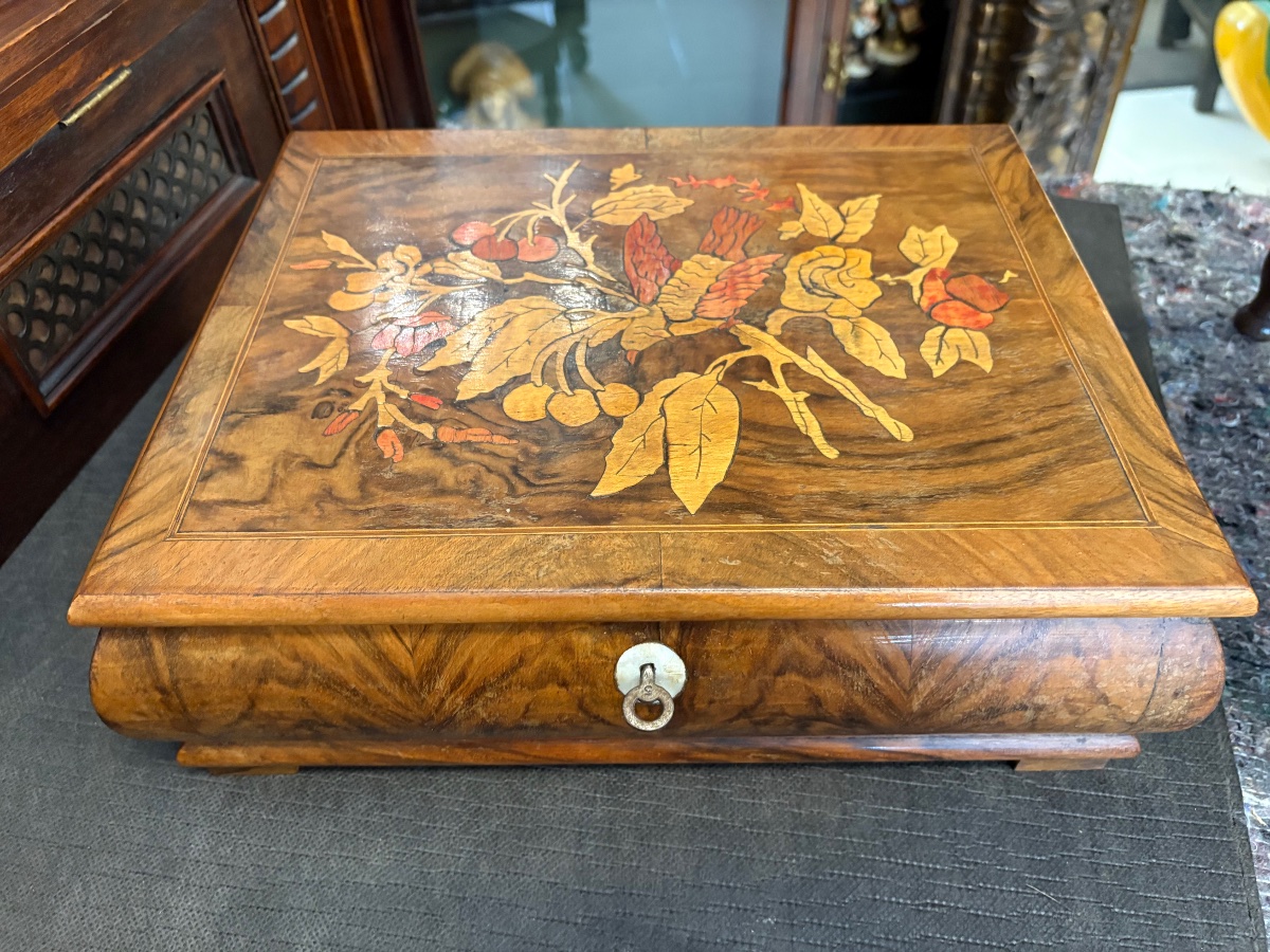 Boîte à bijoux en loupe de noyer ornée d'une marqueterie florale et d'un fronton bombé