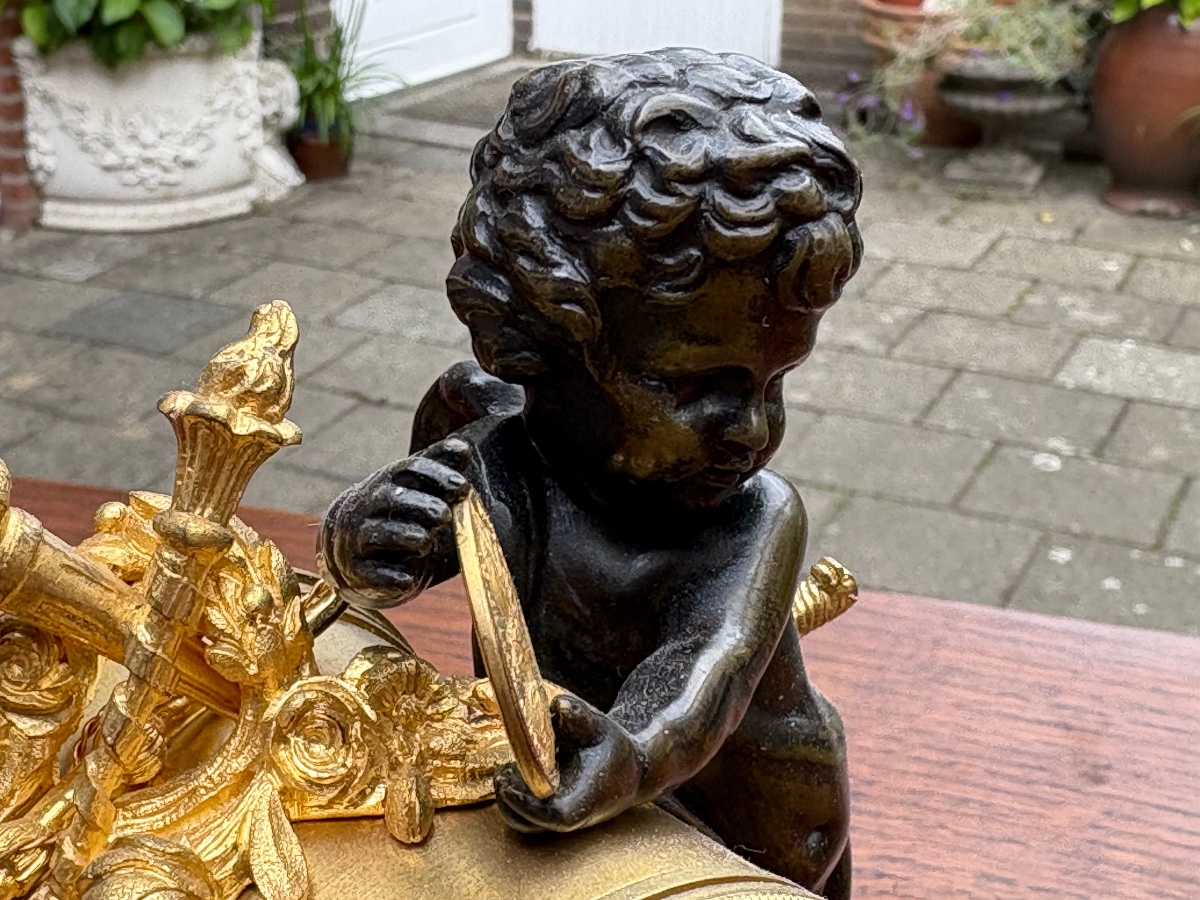 Pendulette française miniature – bronze doré et patiné au putto, vers 1880-photo-1