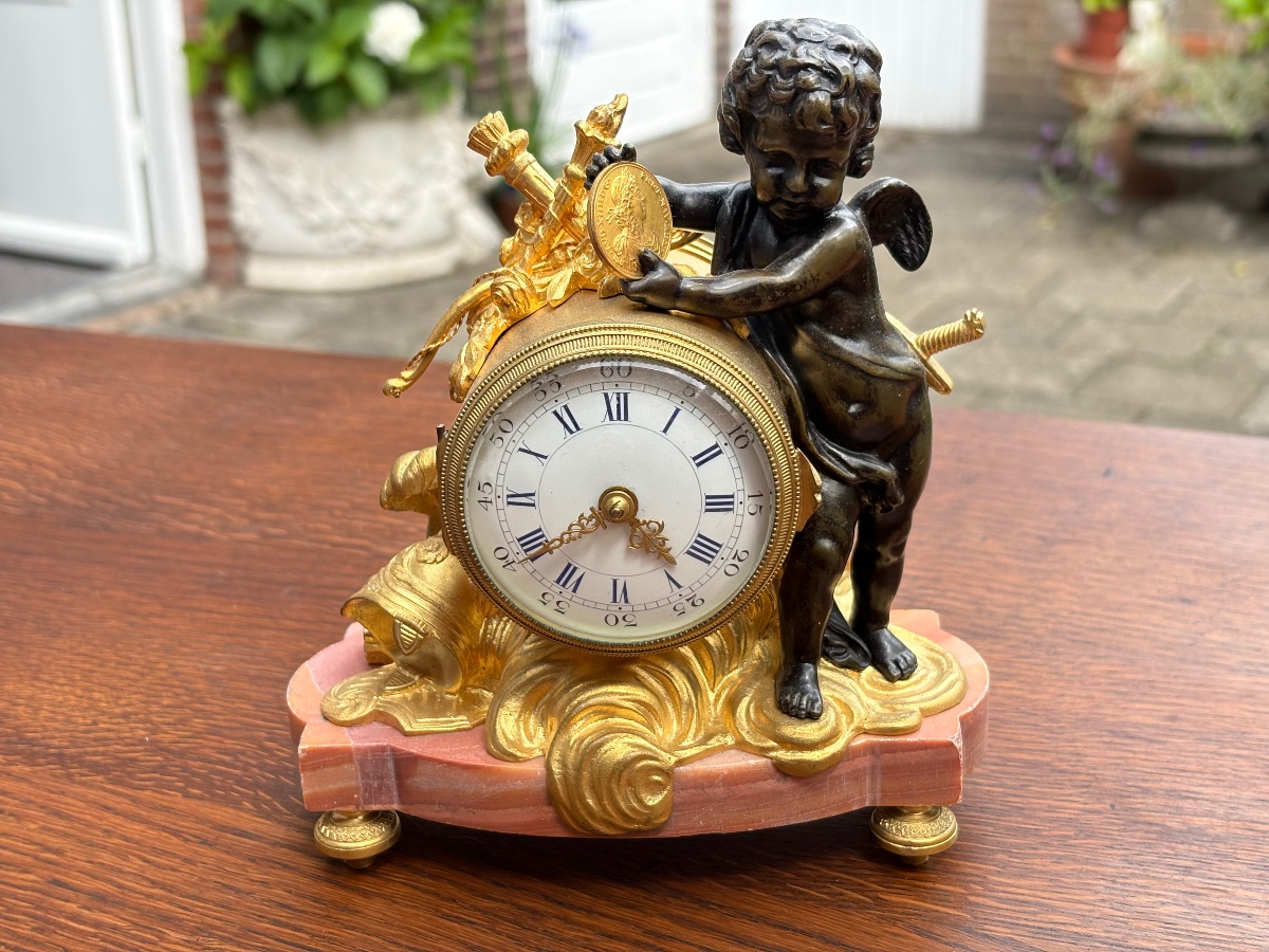 Pendulette française miniature – bronze doré et patiné au putto, vers 1880