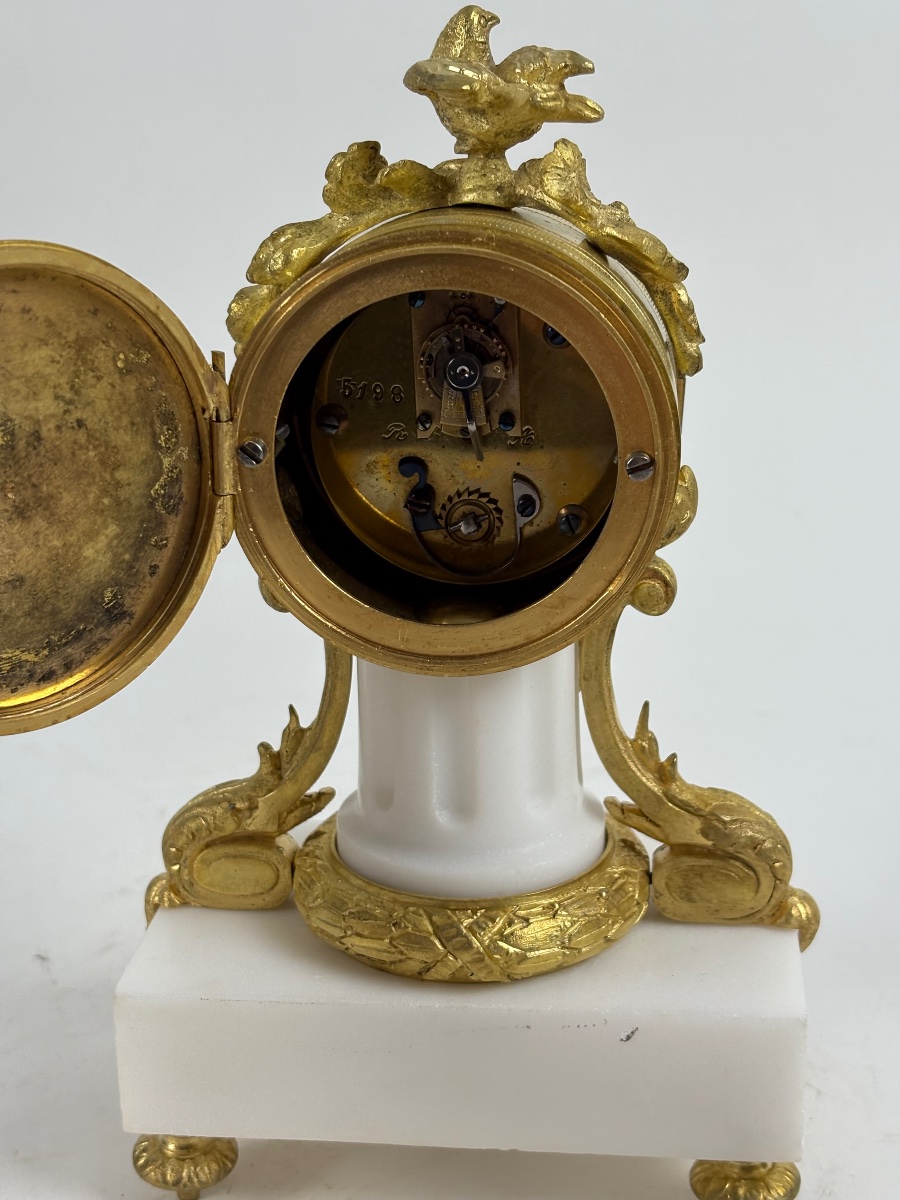 Garniture de cheminée miniature française de style Louis XVI, bronze doré et marbre blanc 1880-photo-4