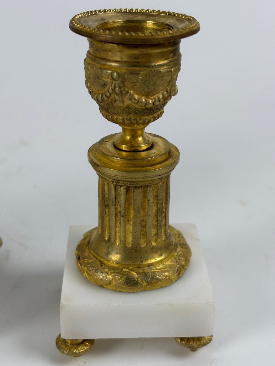 Garniture de cheminée miniature française de style Louis XVI, bronze doré et marbre blanc 1880-photo-1