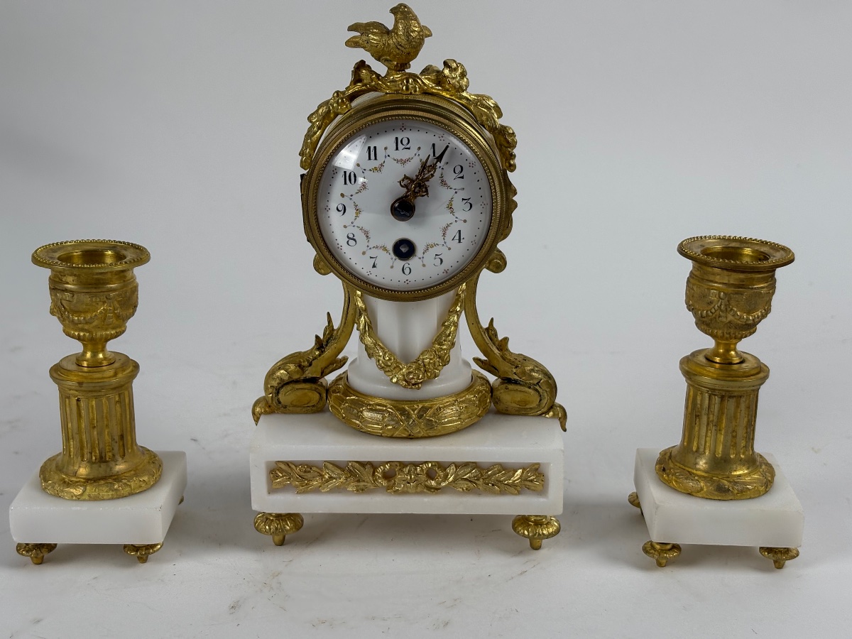 Garniture de cheminée miniature française de style Louis XVI, bronze doré et marbre blanc 1880