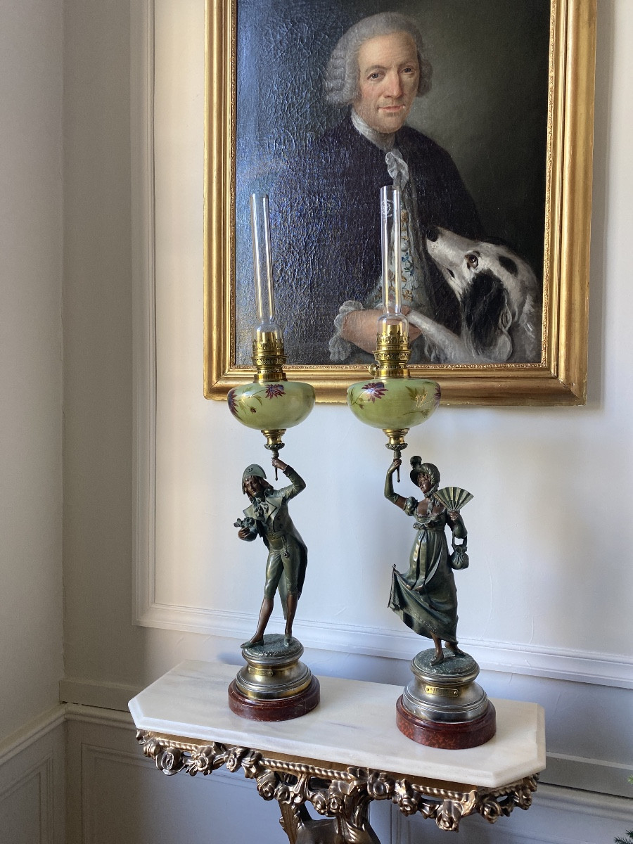 Paire de grandes lampes figuratives « L’Incroyable et La Merveilleuse » – L. Raphaël – XIXᵉ siè