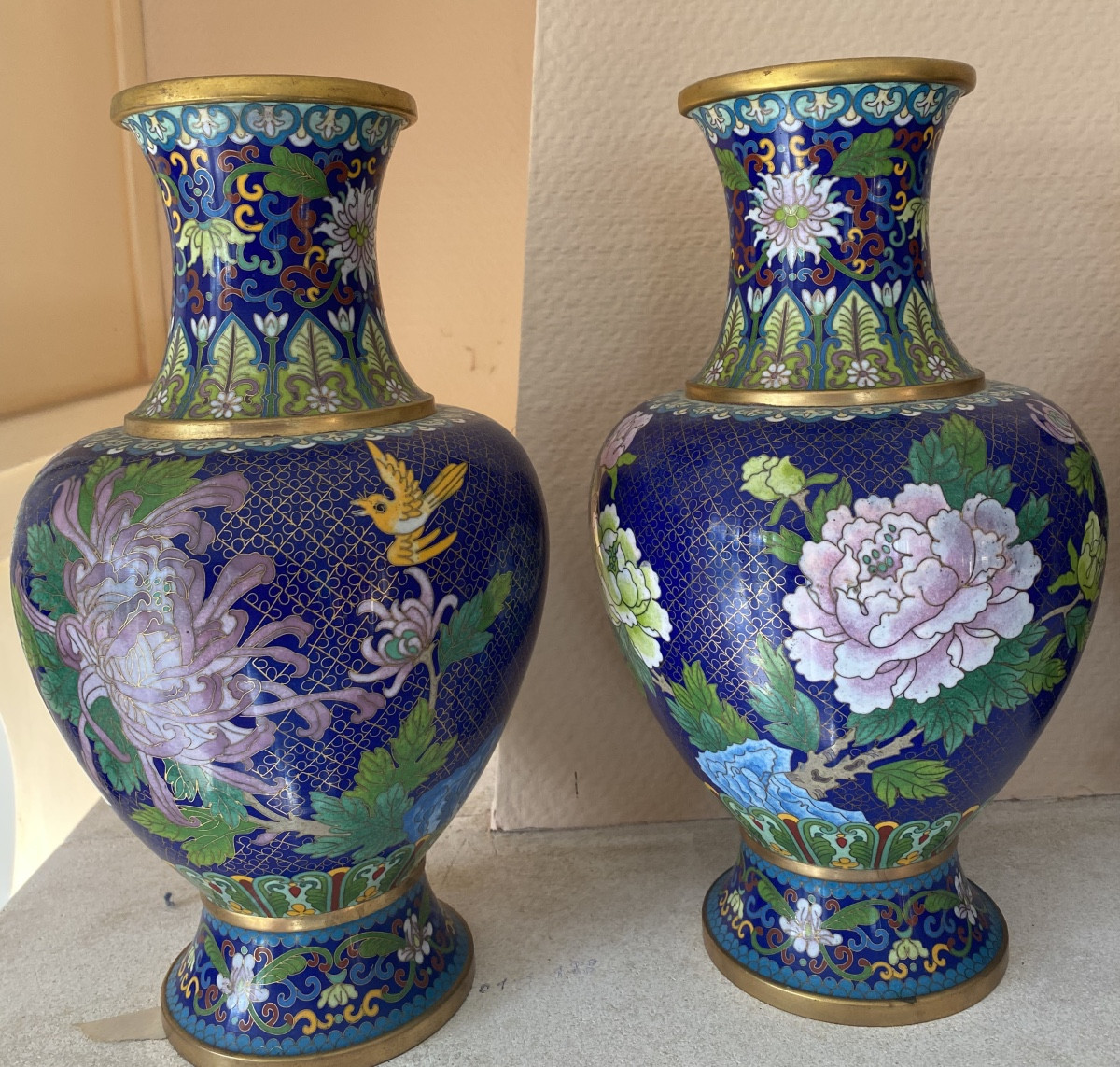 Paire De Vases En Émaux Cloisonnés Sur laiton – Chine – Décor De Pivoines Et Oiseau – 32 Cm-photo-4
