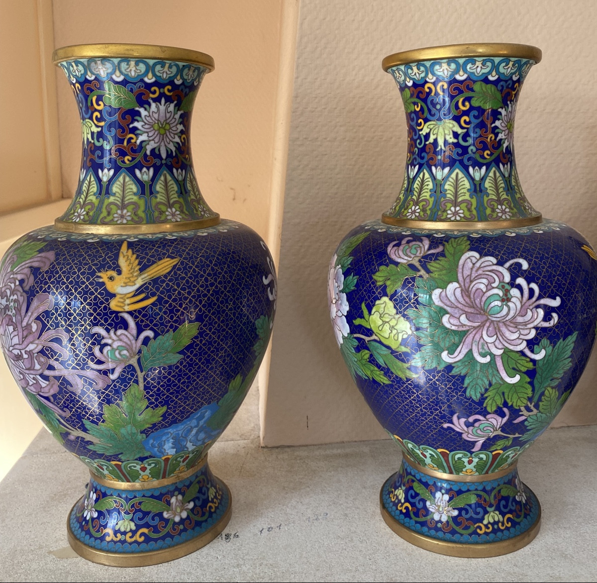 Paire De Vases En Émaux Cloisonnés Sur laiton – Chine – Décor De Pivoines Et Oiseau – 32 Cm