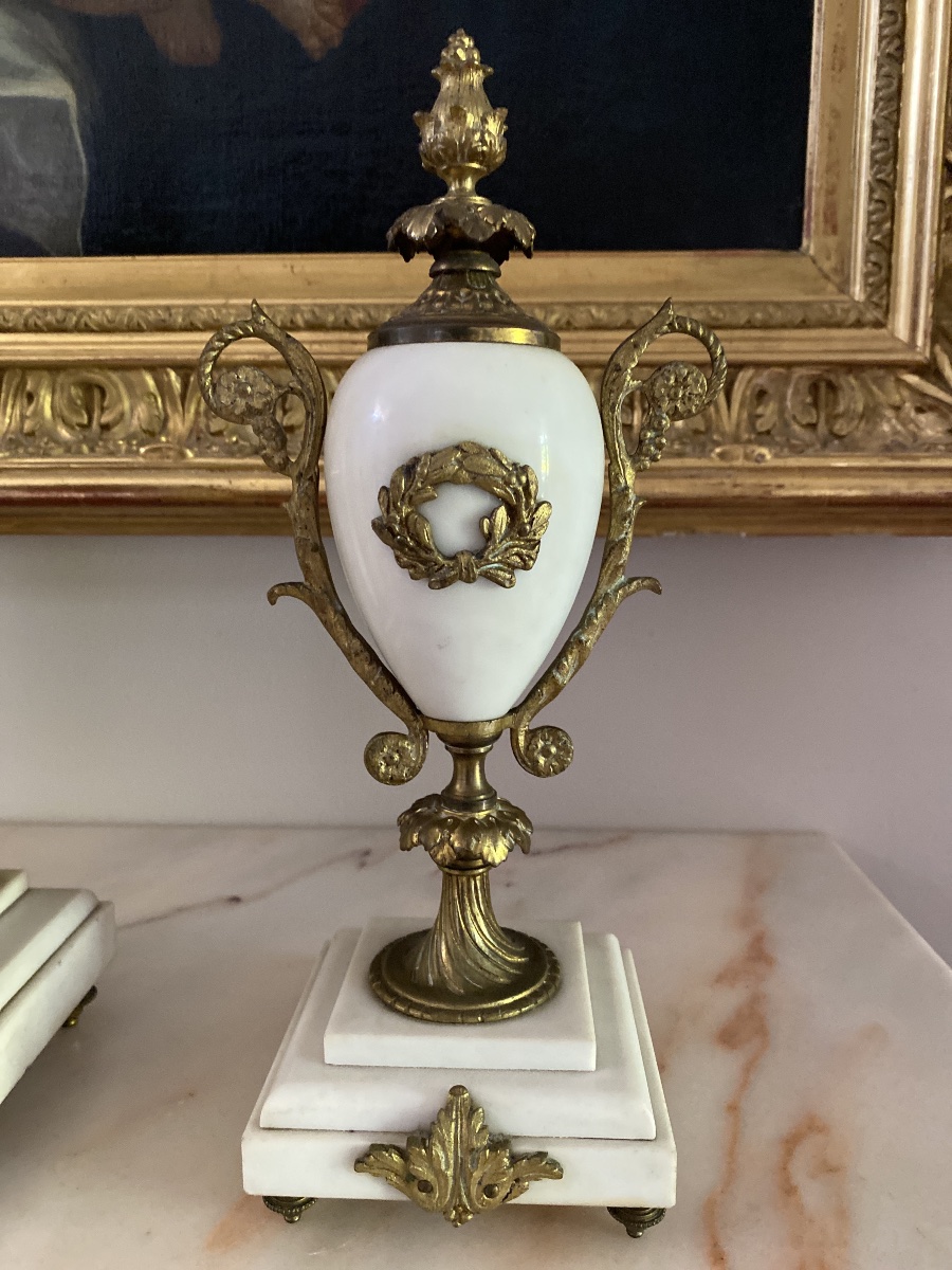 Importante Garniture De Cheminée Louis XVI En Marbre Blanc Et Bronze Doré – Mesnard Bordeaux-photo-1