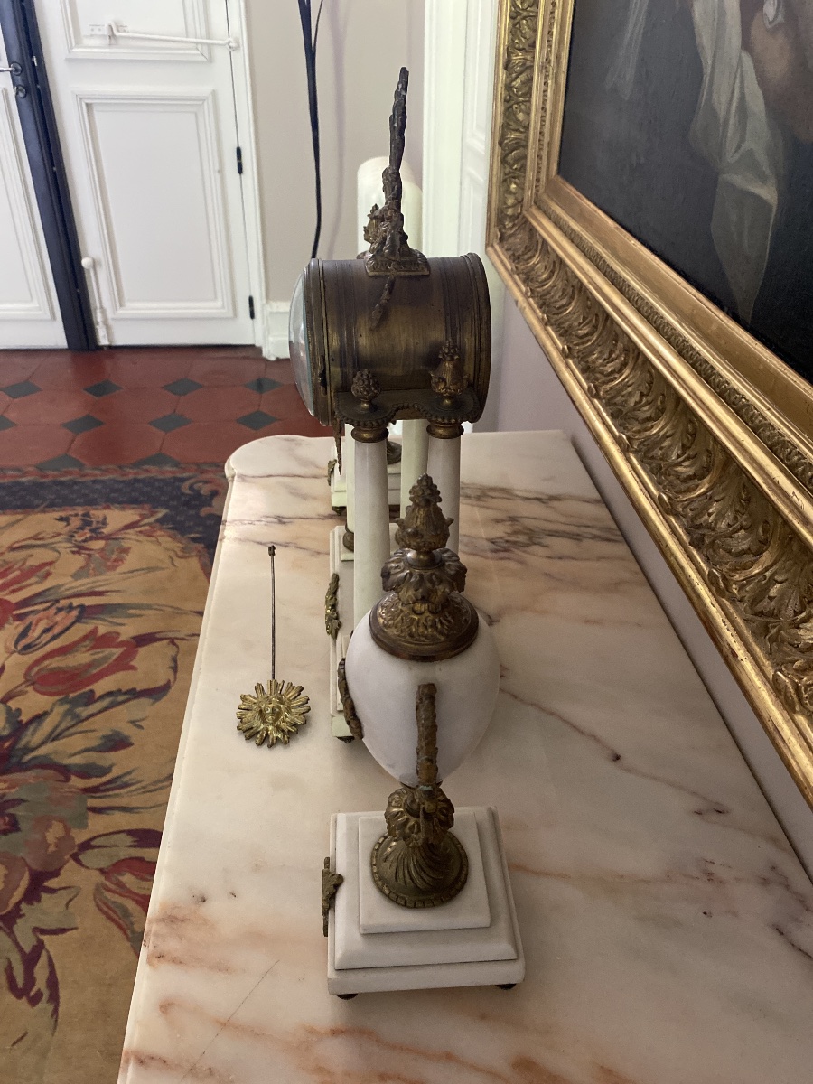 Importante Garniture De Cheminée Louis XVI En Marbre Blanc Et Bronze Doré – Mesnard Bordeaux-photo-2