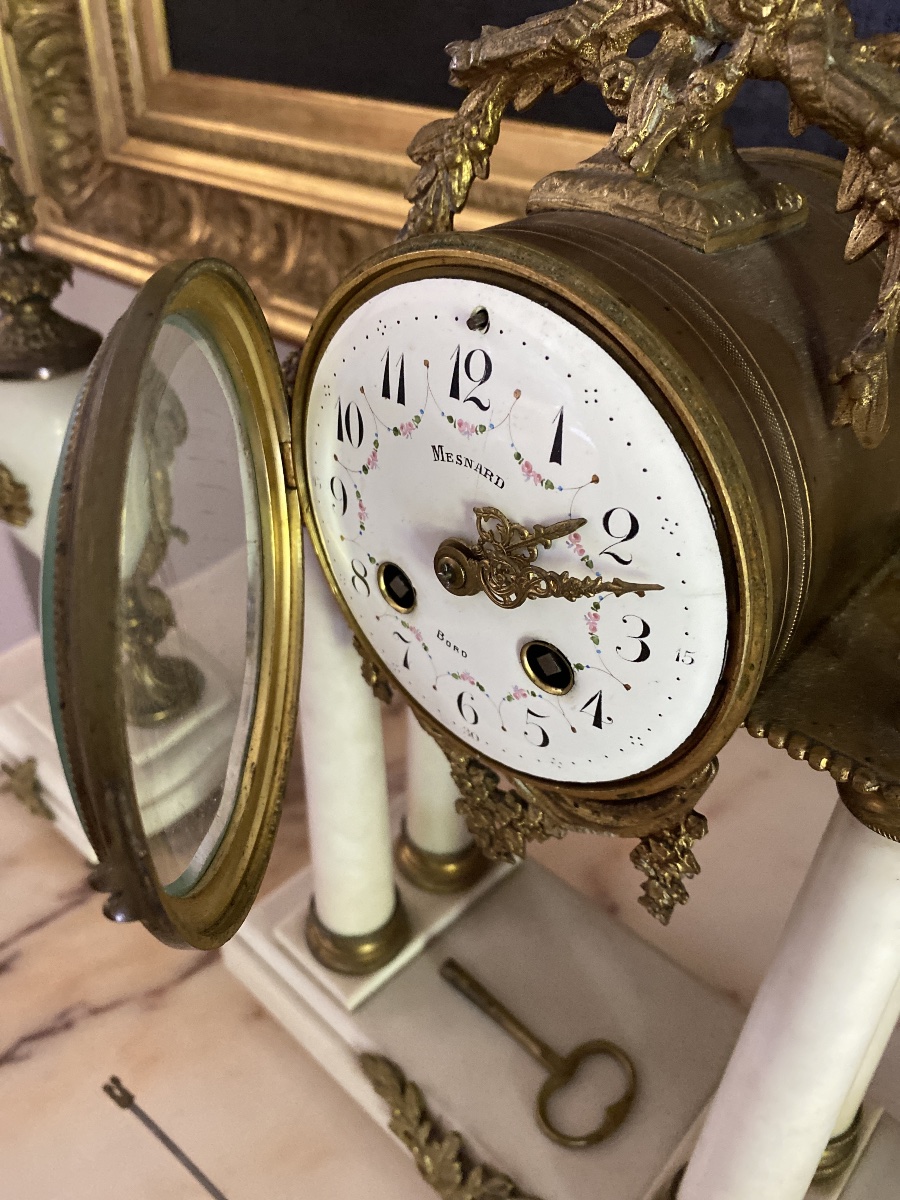Importante Garniture De Cheminée Louis XVI En Marbre Blanc Et Bronze Doré – Mesnard Bordeaux-photo-3