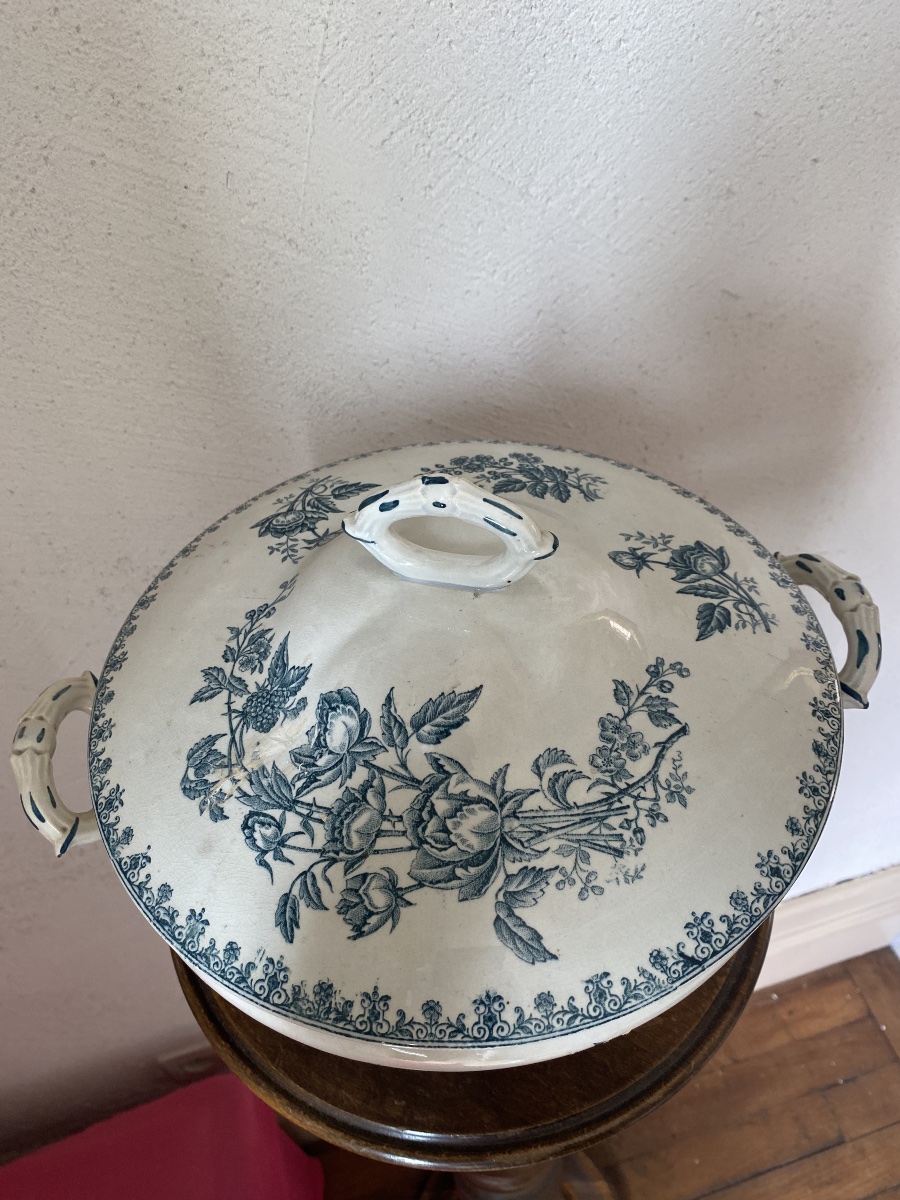Suite de cinq pièces de service en faïence Terre de Fer L.G., décor floral bleu, fin XIXe siècl-photo-2