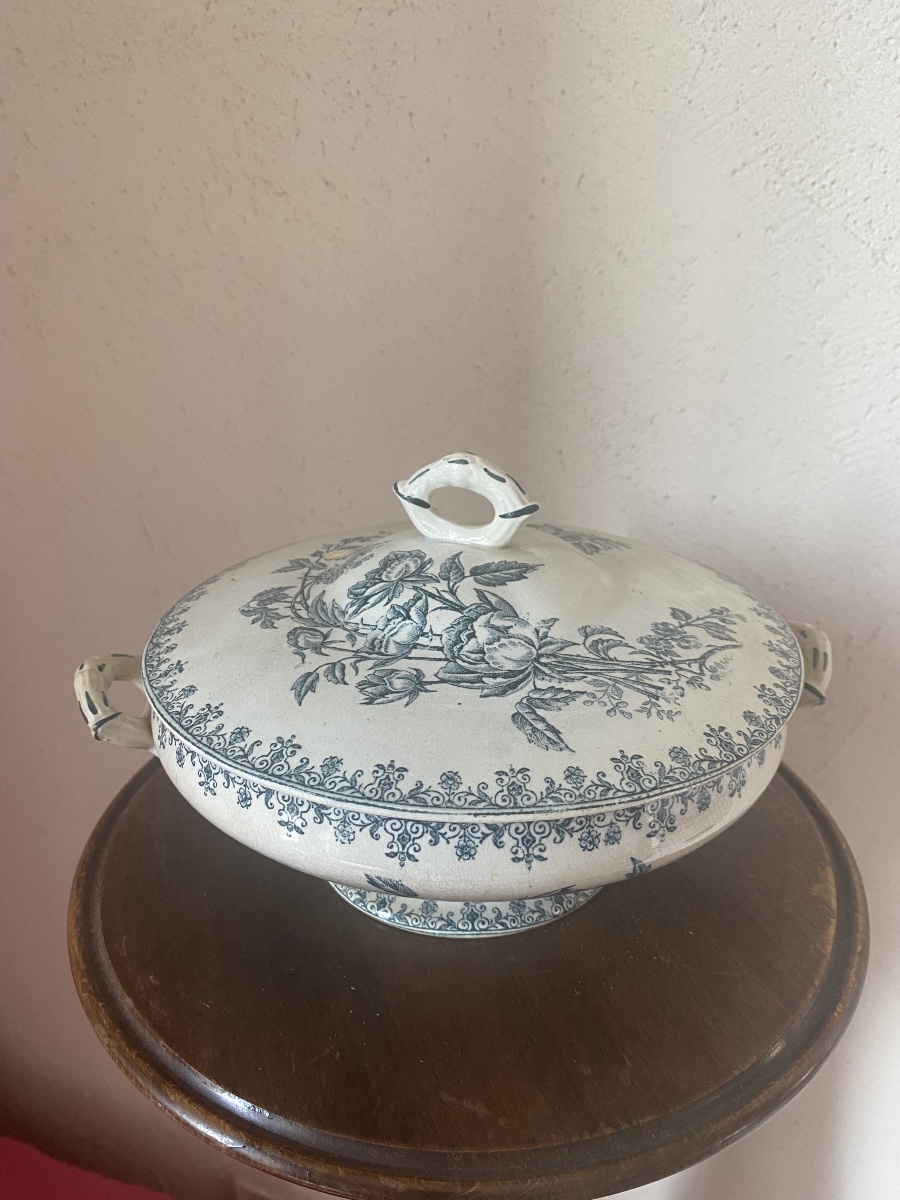 Suite de cinq pièces de service en faïence Terre de Fer L.G., décor floral bleu, fin XIXe siècl-photo-4
