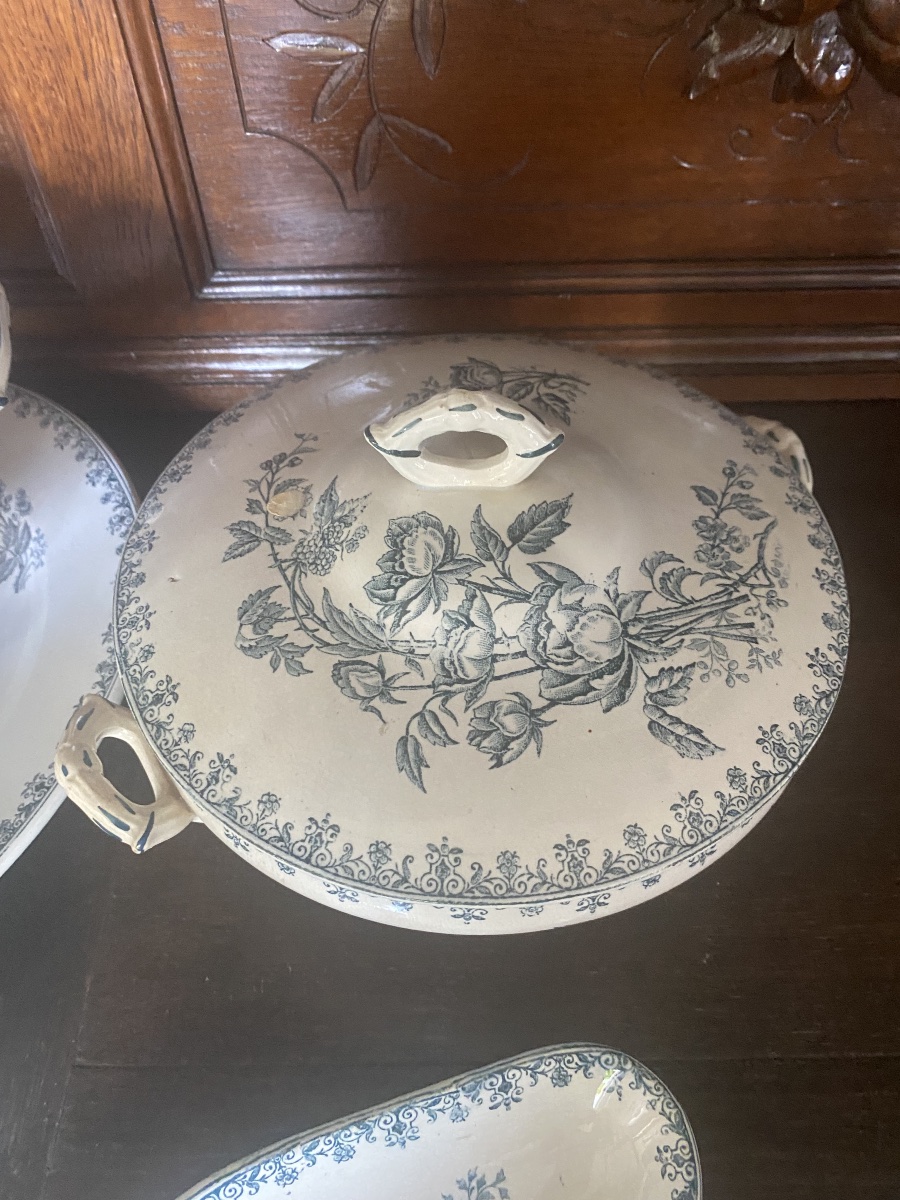 Suite de cinq pièces de service en faïence Terre de Fer L.G., décor floral bleu, fin XIXe siècl-photo-2