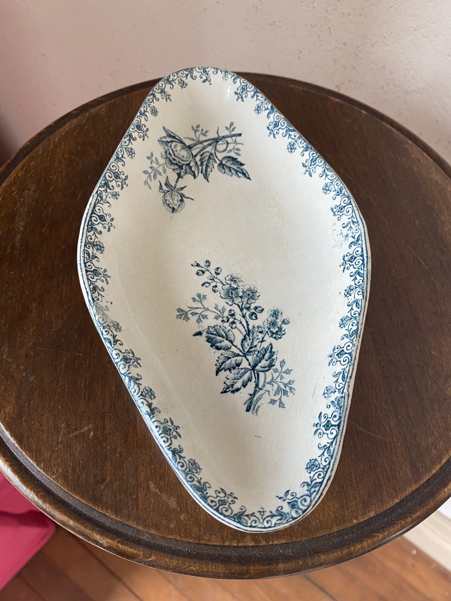 Suite de cinq pièces de service en faïence Terre de Fer L.G., décor floral bleu, fin XIXe siècl-photo-6