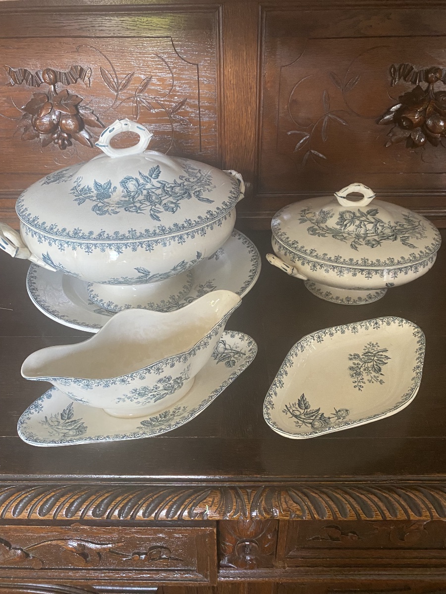 Suite de cinq pièces de service en faïence Terre de Fer L.G., décor floral bleu, fin XIXe siècl