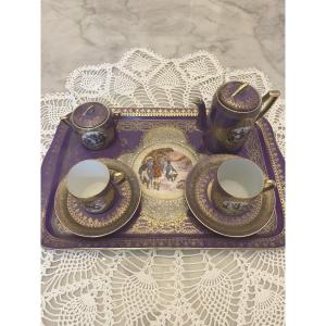Rare service tête-à-tête “Napoléon devant Moscou” en porcelaine émaillée et dorée, signé et num