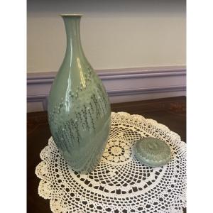 Céladon ancien d’inspiration Joseon – Vase bouteille et boîte couverte assortie