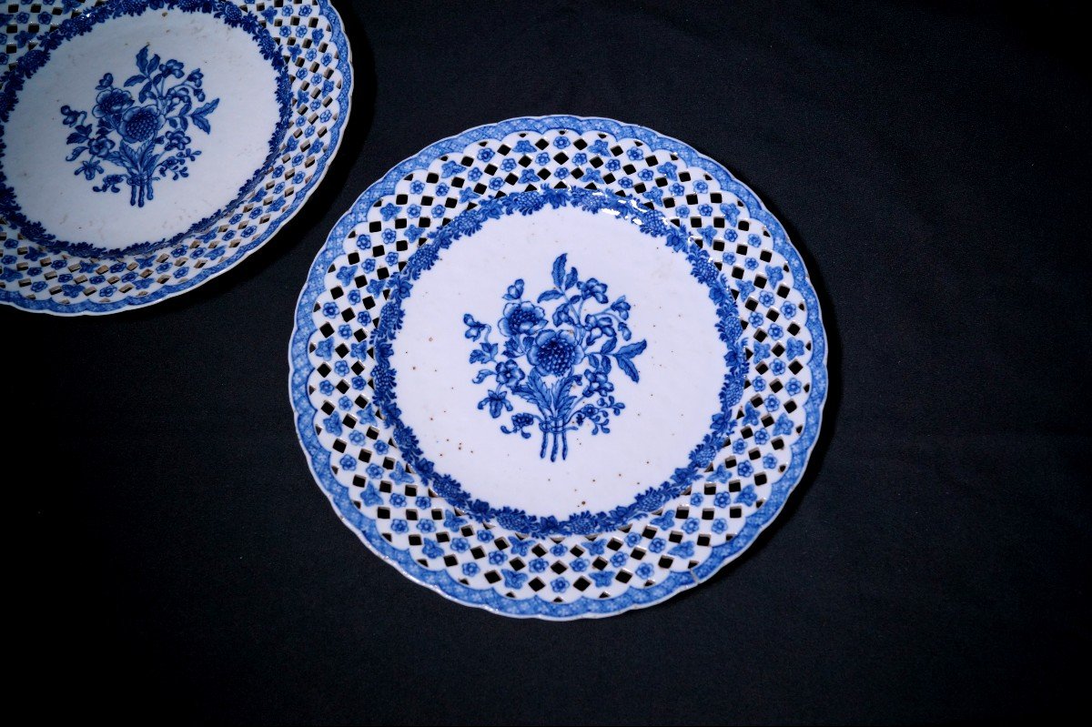 Pair Of 18th Century Chinese Porcelain Plates-photo-2
