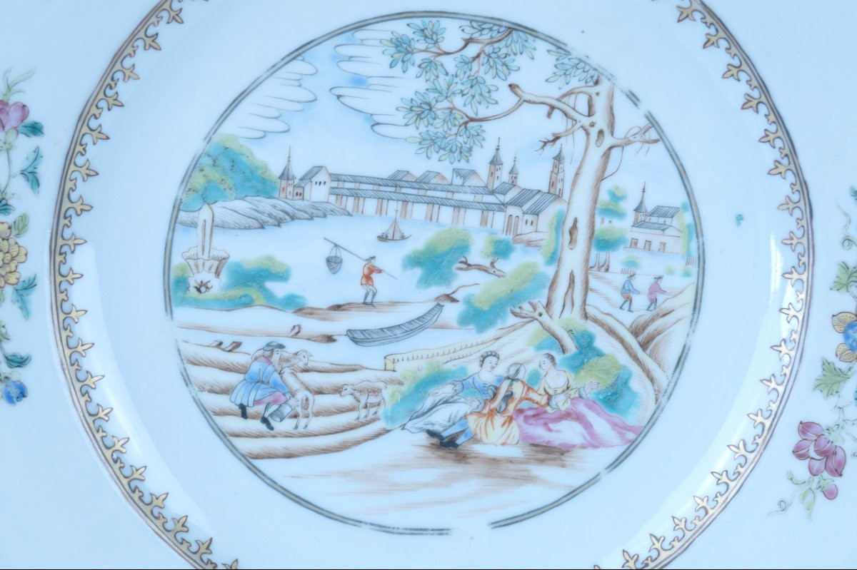 Assiette en porcelaine de Chine , famille rose, scène européenne portuaire, Qianlong, XVIIIe -photo-2