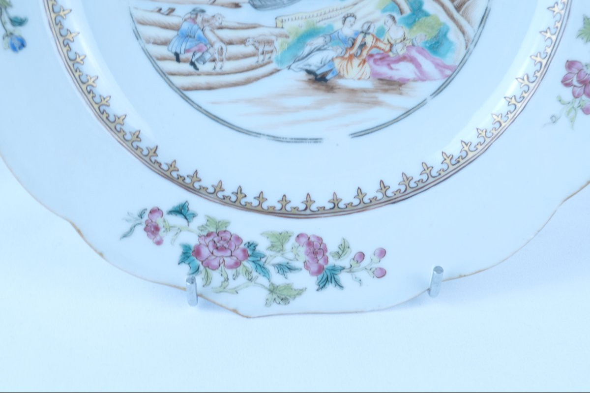 Assiette en porcelaine de Chine , famille rose, scène européenne portuaire, Qianlong, XVIIIe -photo-1