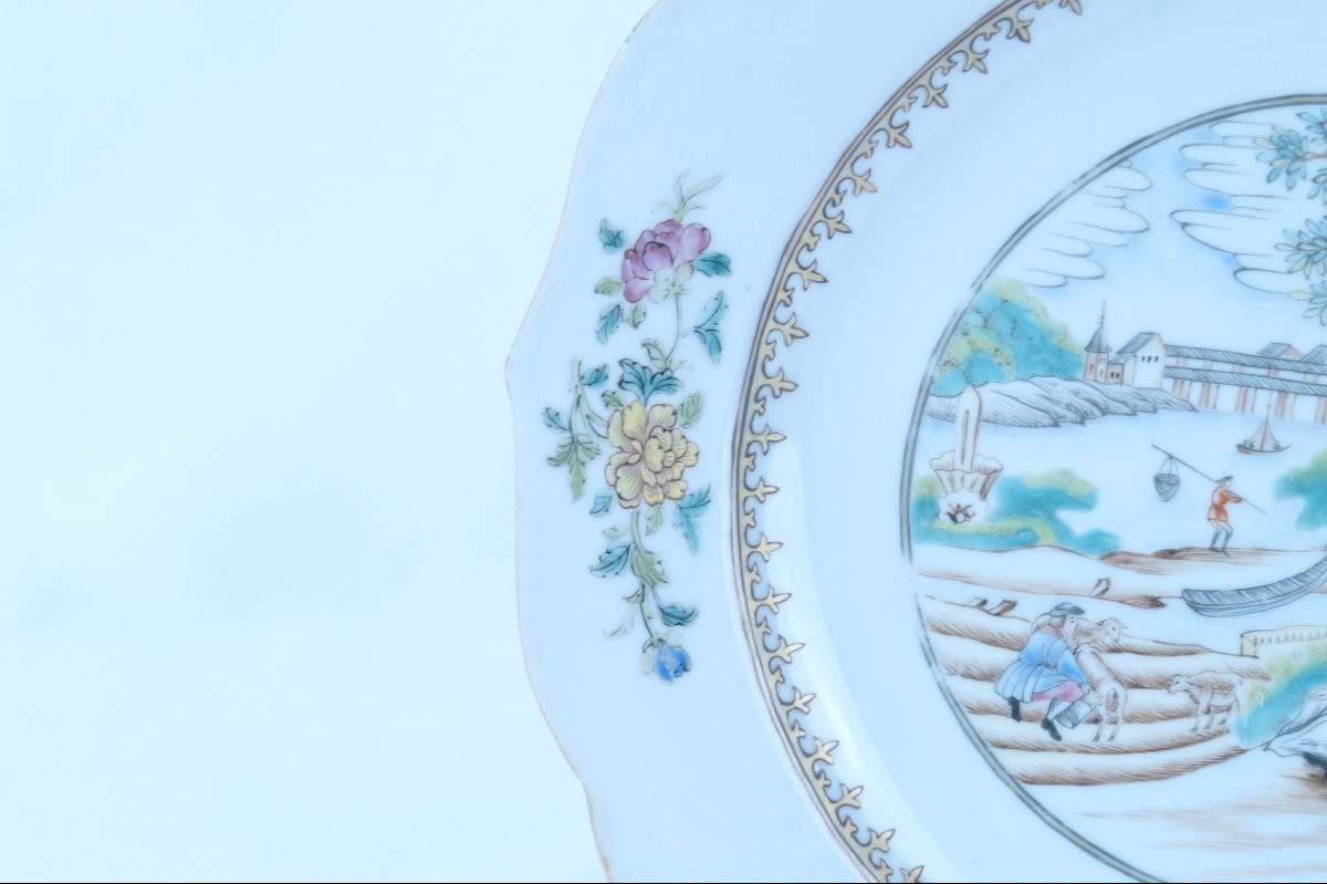 Assiette en porcelaine de Chine , famille rose, scène européenne portuaire, Qianlong, XVIIIe -photo-2